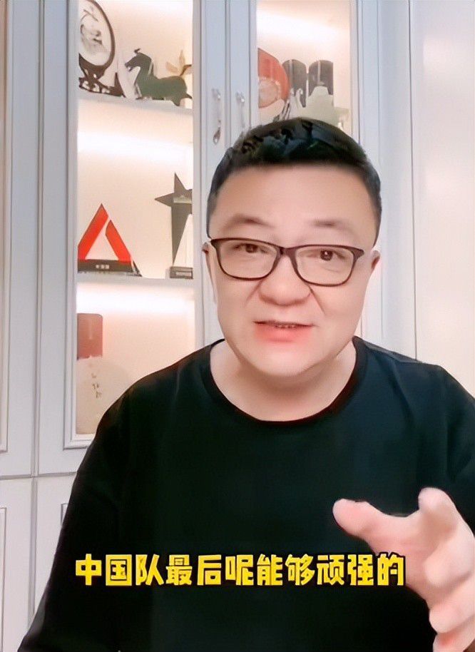 萧海龙一边像条狗似的疯狂退后，一边向保镖们狂呼。
